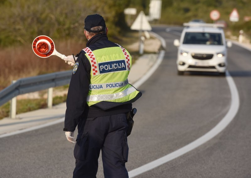 Pijan na biciklu bježao policiji; kad su ga uhvatili, vrijeđao ih je te udario jednog od policajaca