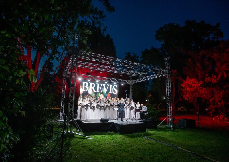 Nastupom najpoznatijeg ženskog zbora u Osijeku nastavila se kulturna manifestacija 'Kultura u parku'