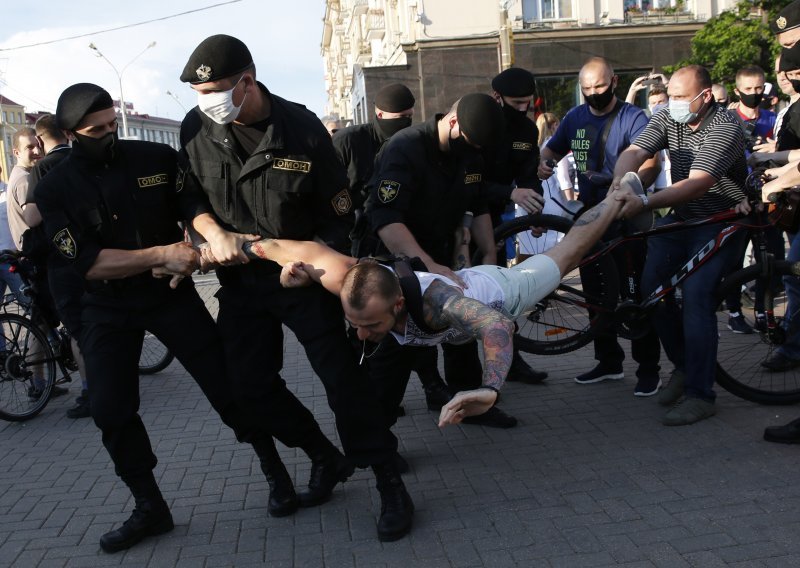 U Bjelorusiji deseci uhićenih na prosvjedu uoči izbora, tražili oslobađanje disidenata