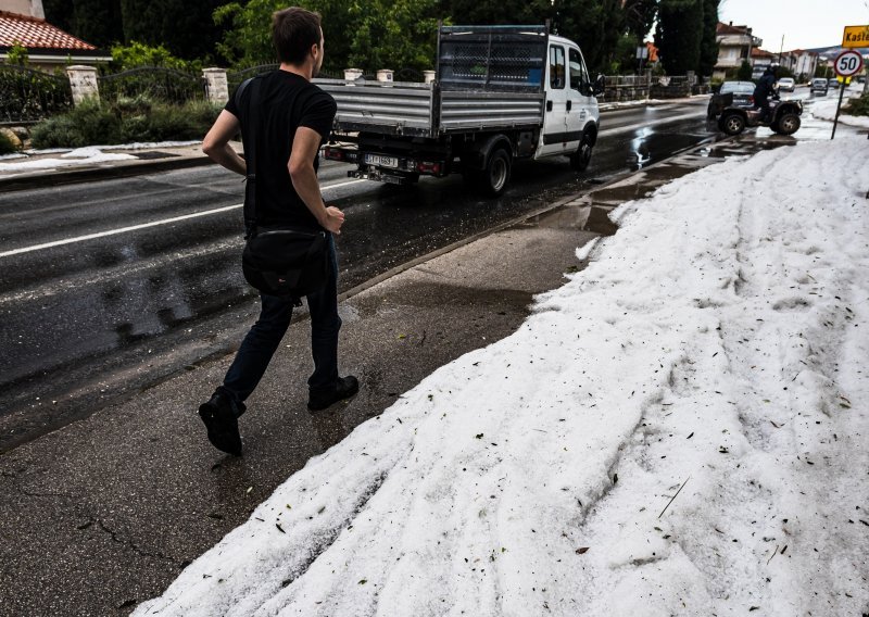 Kaštel Štafilić pogodila velika tuča, prizori kao da smo usred zime; more je na kopno izbacilo tri jedriličara