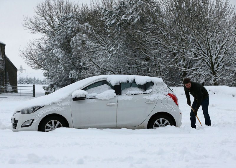 Kako najlakše očistiti snijeg oko kuće i s automobila