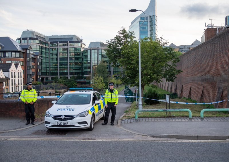 Tri osobe ubijene, tri teško ranjene u napadu nožem u engleskom Readingu