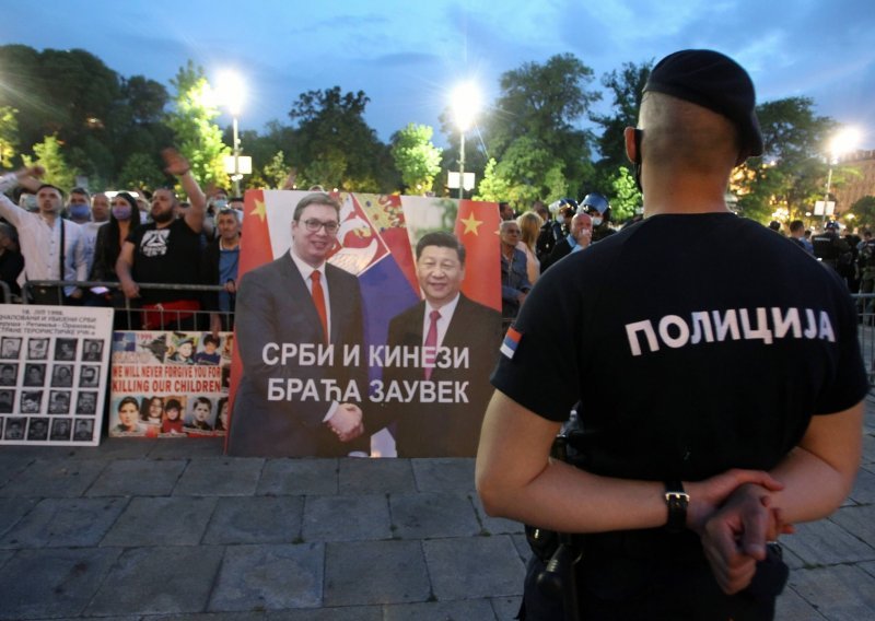 Otvorena birališta u Srbiji, očekuje se uvjerljiva pobjeda Vučićevog SNS-a