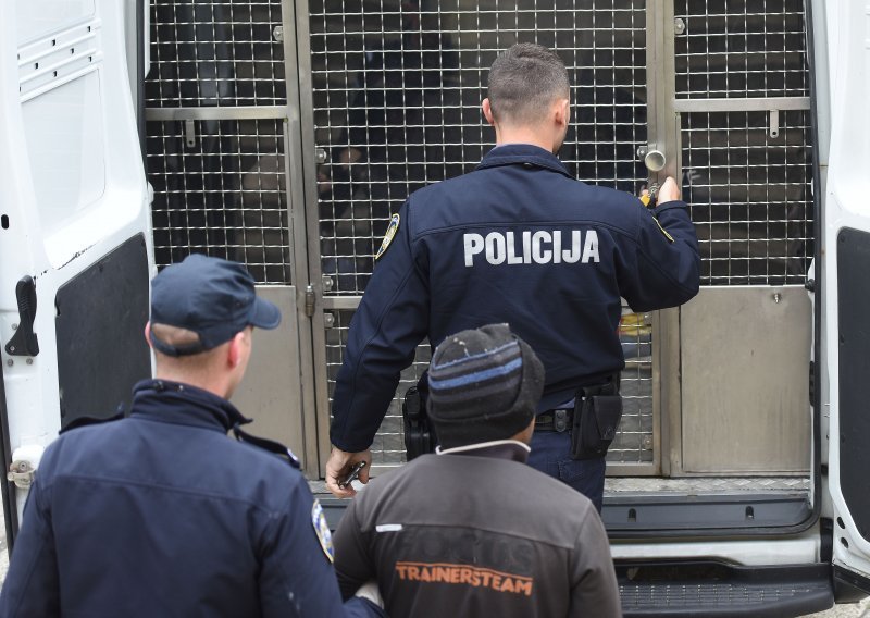Policajac iz Josipdola pretukao migranta: Ubio je boga u njemu, izgledalo je strašno