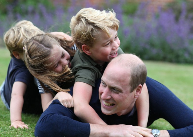 Rođendanska fotografija princa Williama okruženog svojim malenim nasljednicima raznježila mnogobrojne fanove kraljevske obitelji