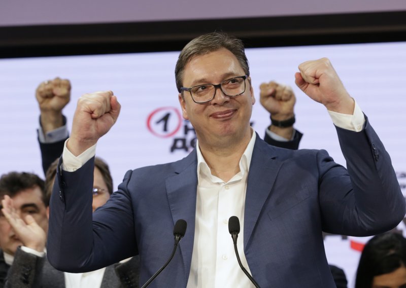 Vučić trijumfirao na izborima bez prave oporbe: Slavio uz trubače i opomenuo suradnike da ne sastavljaju vladu dok se on ne vrati iz Moskve i Washingtona