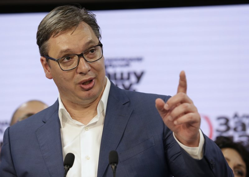 Vučić zatvara kafiće i noćne klubove od 23 do 6 ujutro, kazne za nenošenje maski