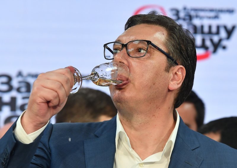 Vučićevim naprednjacima apsolutna većina u srbijanskom parlamentu, oporba ogorčena