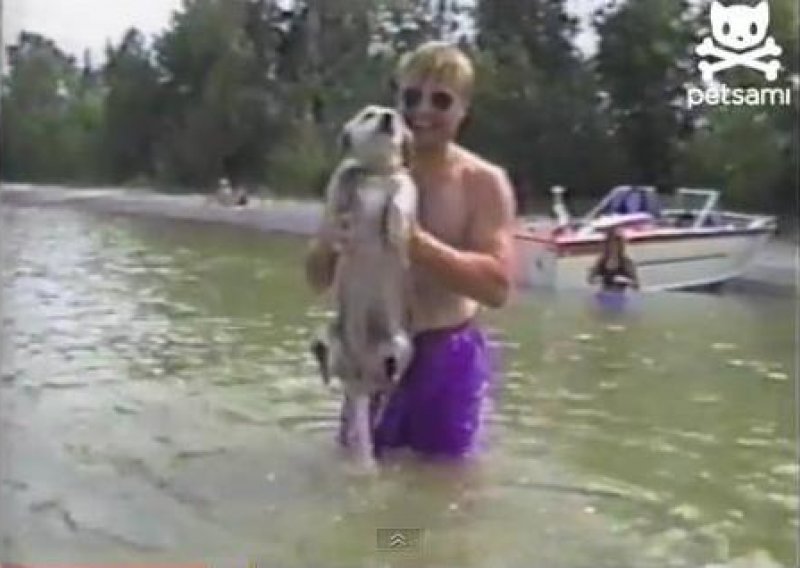 Evo kako slatki psić pokušava plivati na suhom
