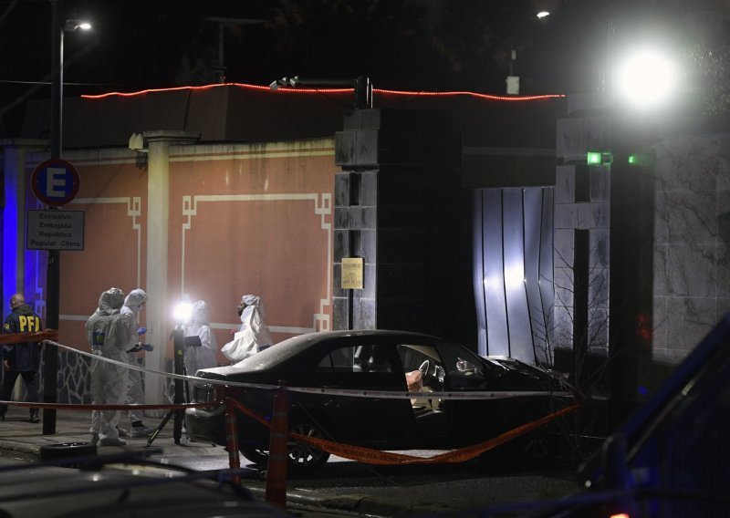 Muškarac se automobilom zaletio u vrata kineskog veleposlanstva