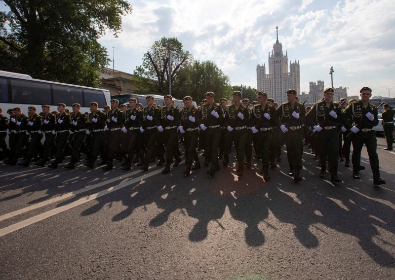 Vojna parada u Moskvi uoči referenduma o ostanku Putina na vlasti; dolazak otkazali Milanović, Macron, Xi Jinping...