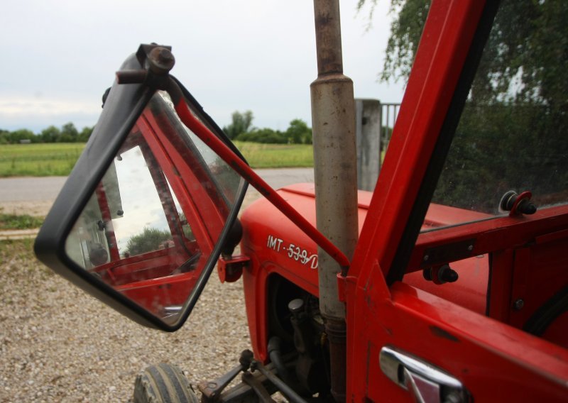 Mladić u Križevcima ukrao traktor i njime oštetio parkirano vozilo te pobjegao