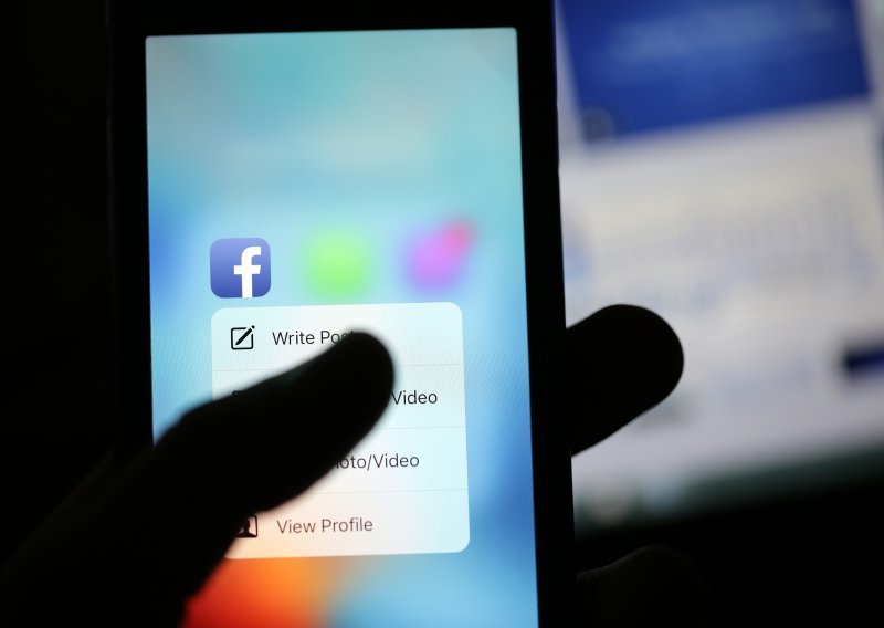 Stiže tamni način rada za Facebook na mobitelima, a ovo su prvi dojmovi