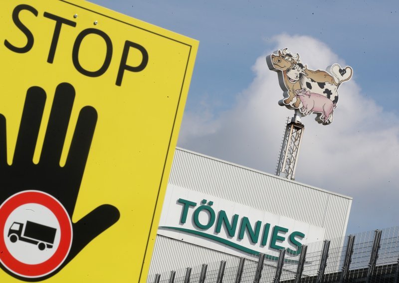 Najveće žarište u Njemačkoj, ono u mesnoj industriji gdje je zaraženo oko 1500 ljudi, otkrilo je užasne uvjete u kojima žive strani radnici