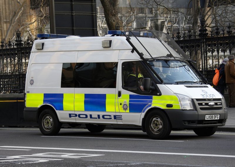 U neredima u Londonu ozlijeđeno 15 policajaca