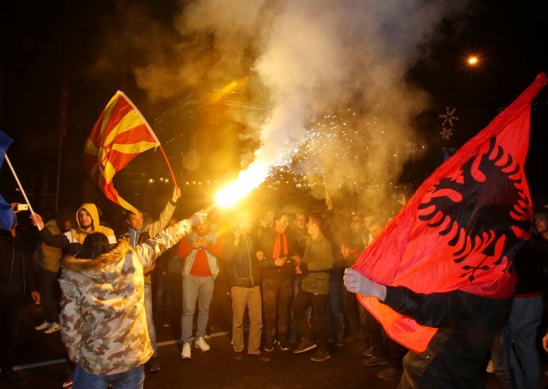 U Makedoniji i dalje napeto, bačena i prva bomba