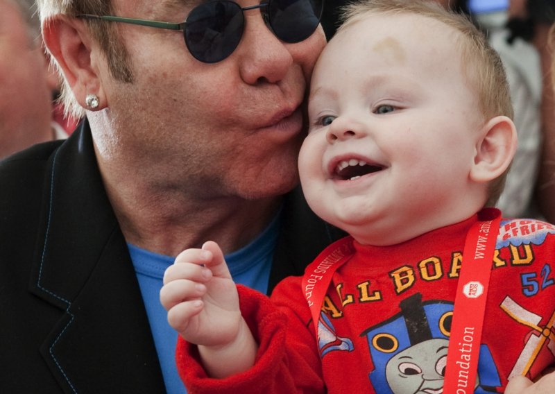 Elton John želi usvojiti ukrajinskog dječaka