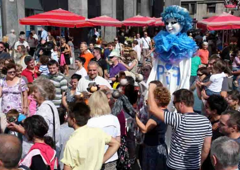 Šarene lutke Pifkove povorke najavile 46. PIF festival