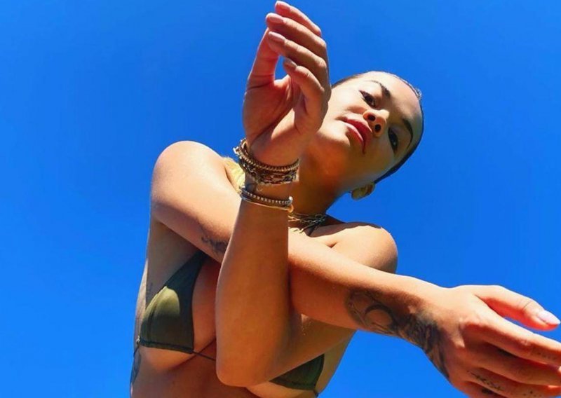 Nije sramežljiva: Rita Ora ovih dana ne izlazi iz bikinija