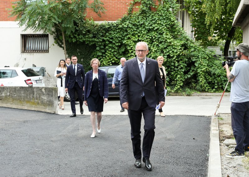 Božinović najavio nove mjere od vikenda: Ne možete mijenjati tradiciju preko noći, no okupljanja na kojima se ljudi grle podložna su širenju koronavirusa