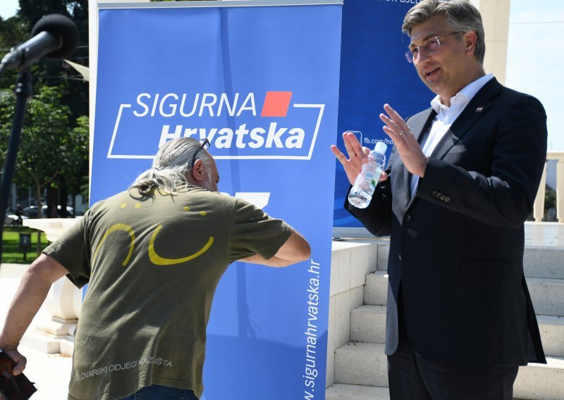 [FOTO] Plenković u Bjelovaru izbjegavao svaki fizički kontakt