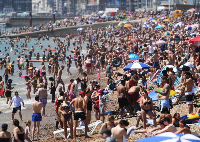 Johnson upozorio Britance da se pridržavaju mjera i na plažama