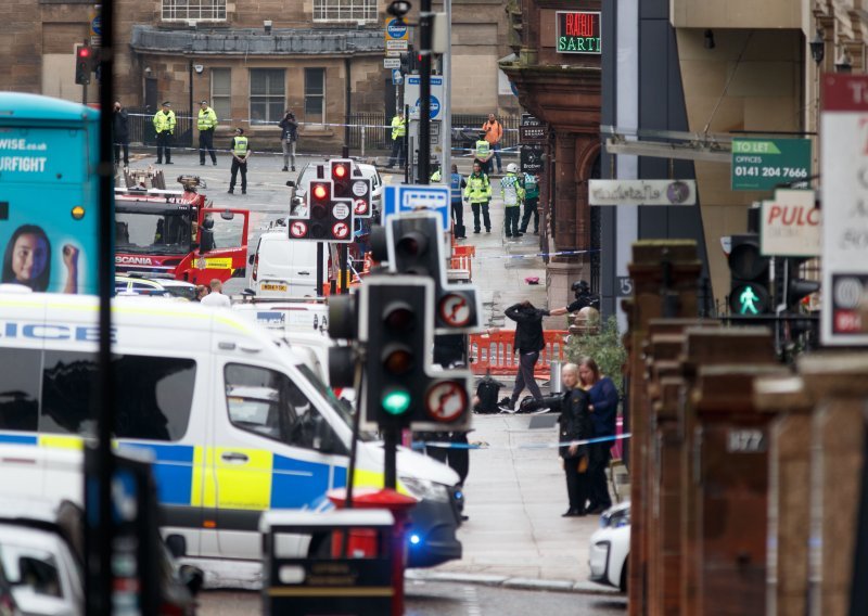 Troje mrtvih u napadu nožem u Glasgowu; svjedok opisao poprište napada: 'Bilo je puno krvi'