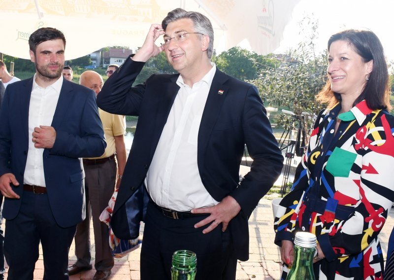 Plenković: Neka građani slušaju stručnjake, ne političare koji glume nadriliječnike