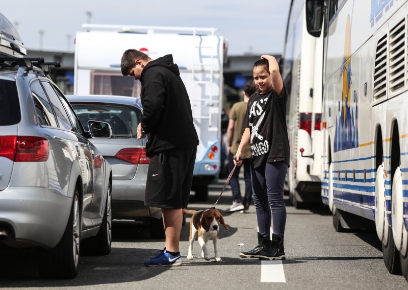 Turisti satima čekaju na ulazak u Hrvatsku; zbog prometne nesreće na A6 vozi se usporeno