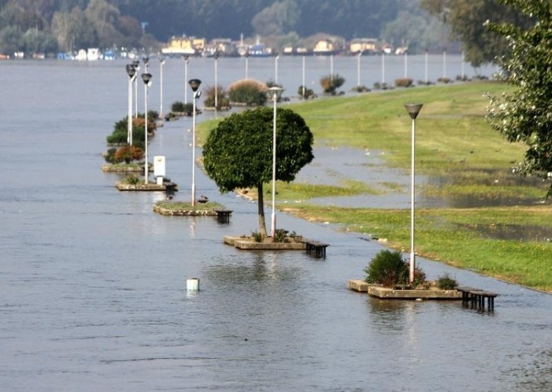 Drava u Osijeku potopila šetnicu