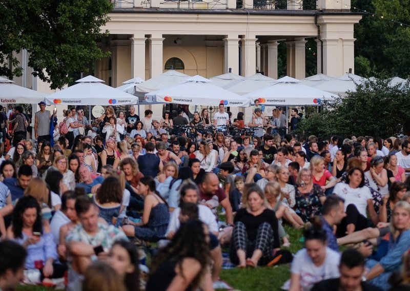 Sudeći po fotografijama Zagrepčani i nisu previše u strahu od korone: Luftalo se na Maksimiru uz film i živu svirku