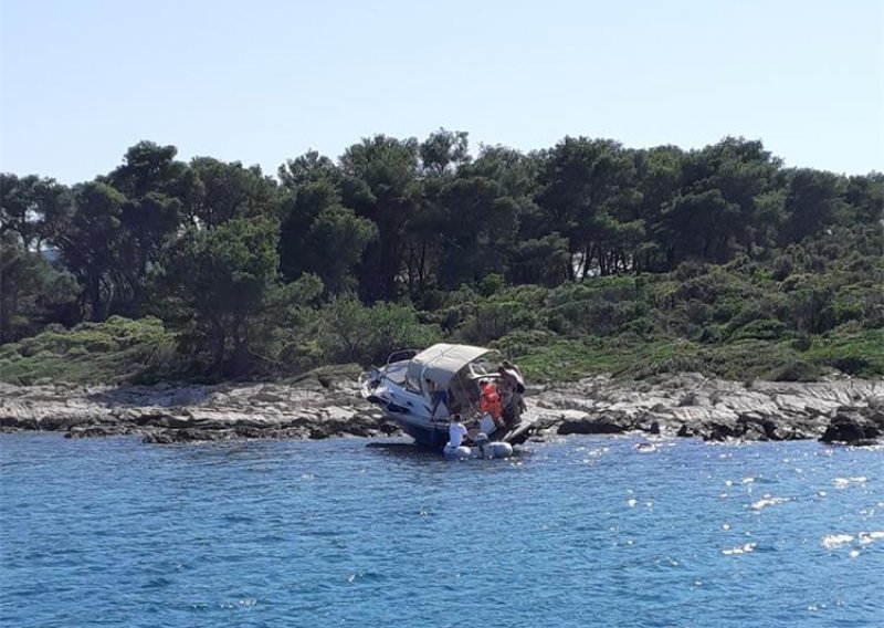 Gliser se nasukao na otočić Veliki Dužac kod Pašmana, vlasnik prevezen u bolnicu, djeca lakše ozlijeđena