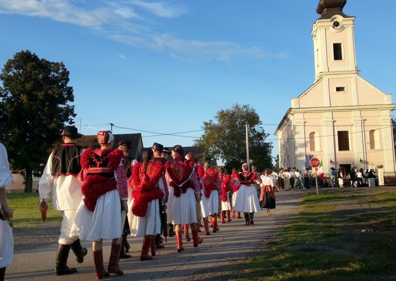 U Sikirevcima zaražena učiteljica, do daljnjeg se zatvara cijela škola. Novi slučaj zaraze u Karlovcu, prve žrtve drugog vala u Crnoj Gori