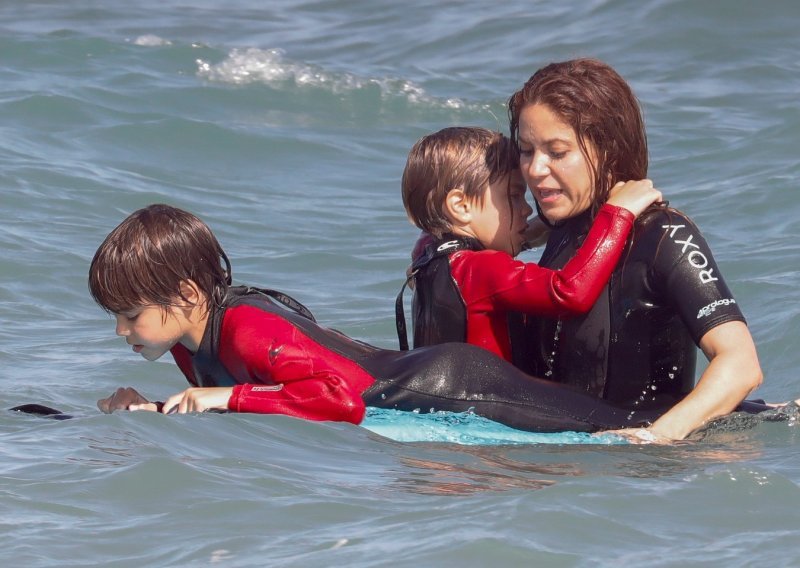 Visoke temperature njima ne smetaju: Slavna Kolumbijka Shakira sa sinovima uživala u morskim radostima