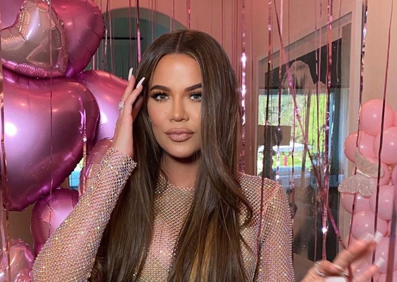 Fanovi se ne mogu načuditi: Khloe Kardashian svakom novom fotografijom iznova šokira izgledom