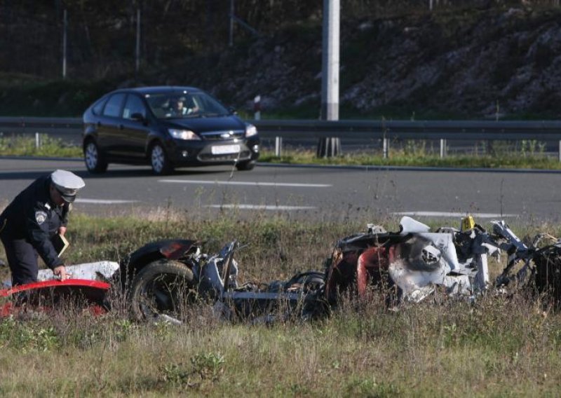 Čolakov Ferrari potpuno izgorio, djevojka poginula