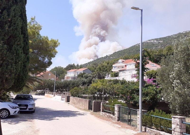 [FOTO/VIDEO] Požar na Pelješcu gase tri kanadera; glavni vatrogasni zapovjednik uvjeren da će uskoro biti ugašen