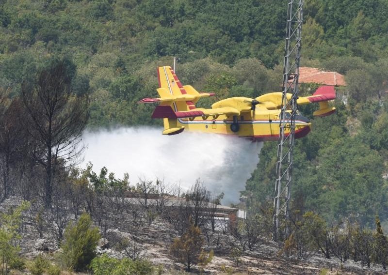 Kanaderi, vojska i 300 vatrogasaca jedva obuzdali požar