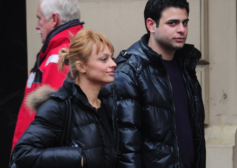 Aleksandar je patološki ljubomoran