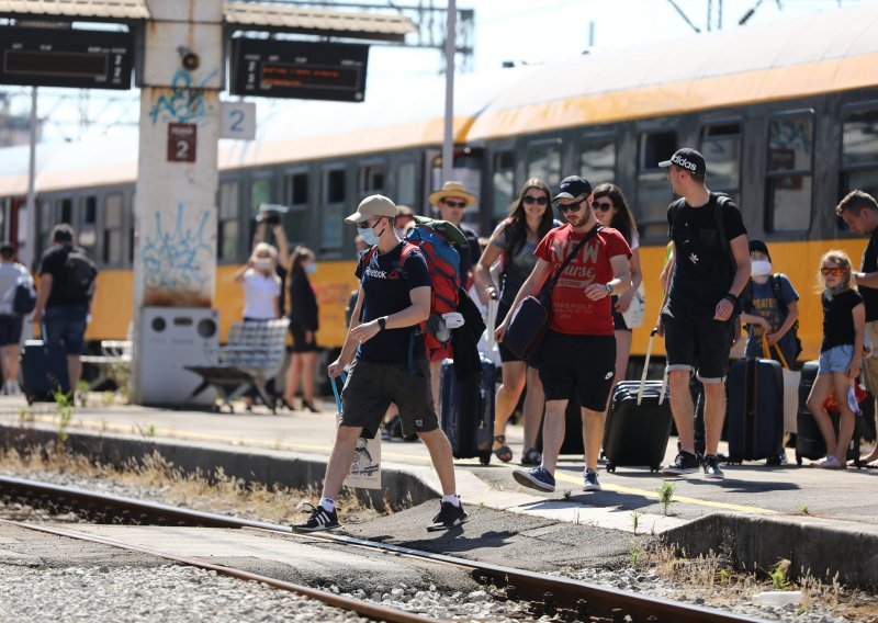 Prvi češki vlak s 500 turista stigao u Rijeku: Kasnio sat vremena zbog detaljne granične kontrole