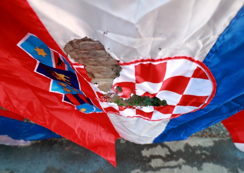 [FOTO] 'Uspaljenost idejom domovine': Labrović izložio svoje varijante nacionalne zastave