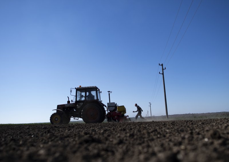 Traktoristu za 2,15 promila kazna od 10.700 kuna i 60 dana zatvora