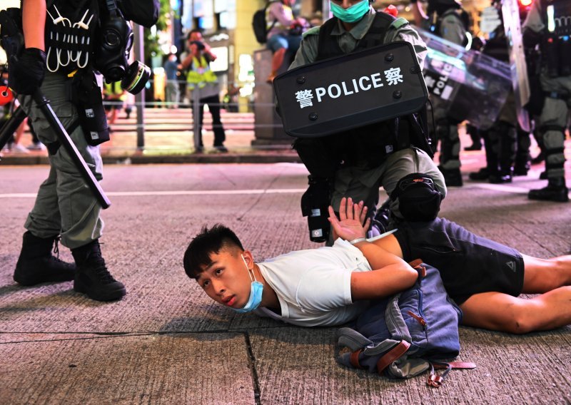 Policija u Hong Kongu ispalila suzavac na prosvjednike