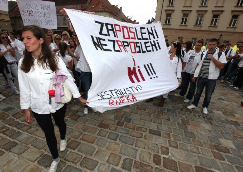 Medicinska sestra i fizioterapeut, a može raditi samo kao konobarica