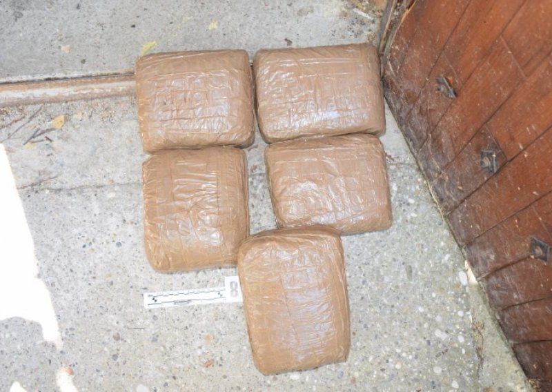 Pao dvojac koji je u kući i motociklu sakrio više od 30 kilograma
marihuane