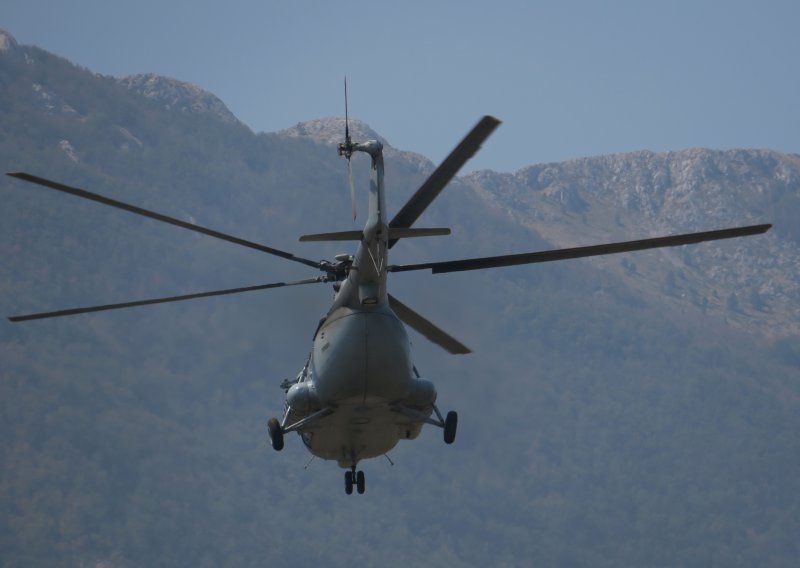 Helikopterima MORH-a spašene dvije osobe na Pelješcu i u Omišu