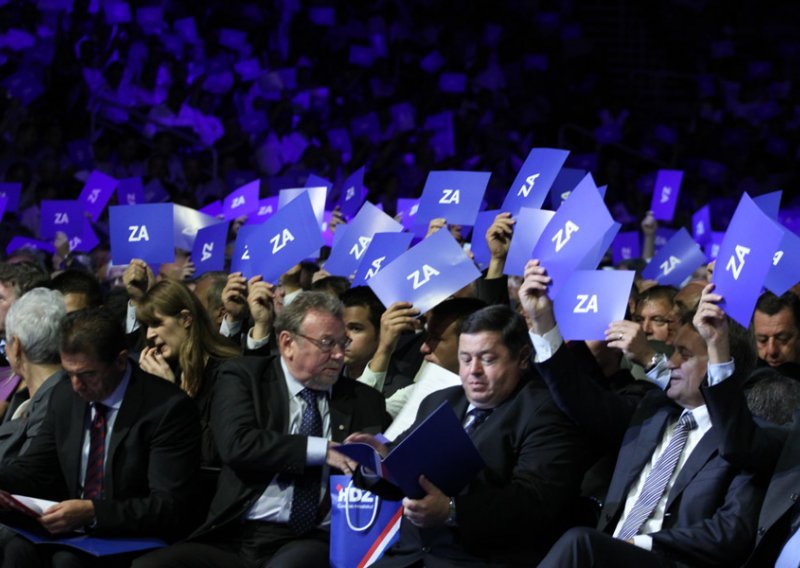 Čak i ovako ruševan HDZ do kredita će brzo i lako