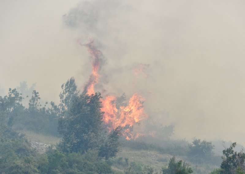 Lokaliziran požar kod Muća, gasilo ga pet protupožarnih zrakoplova