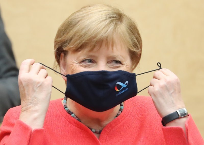 Nakon kritika Angela Merkel po prvi puta stavila masku u javnosti