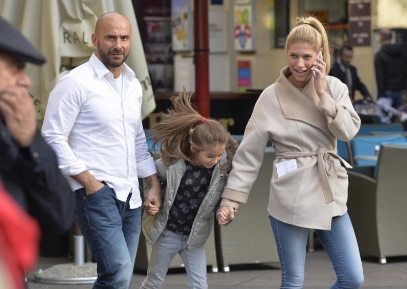 Jelena Perčin u šetnji s bivšim suprugom i kćeri